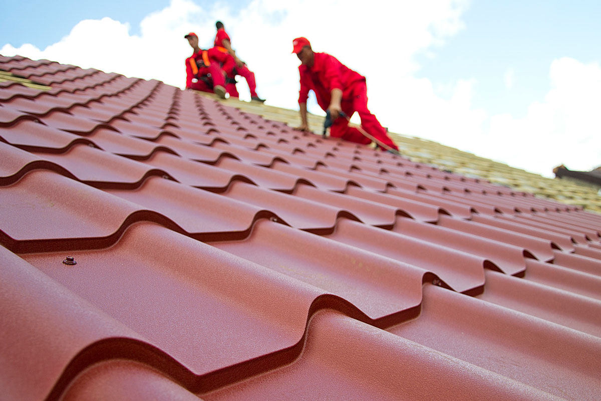 Как провести ремонт крыши из металлочерепицы: шаг за шагом