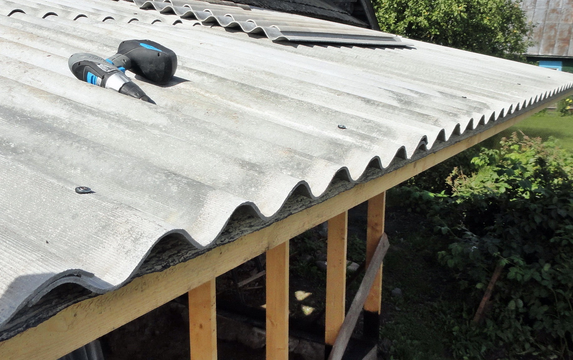 Как провести ремонт шиферной крыши: советы от опытных мастеров
