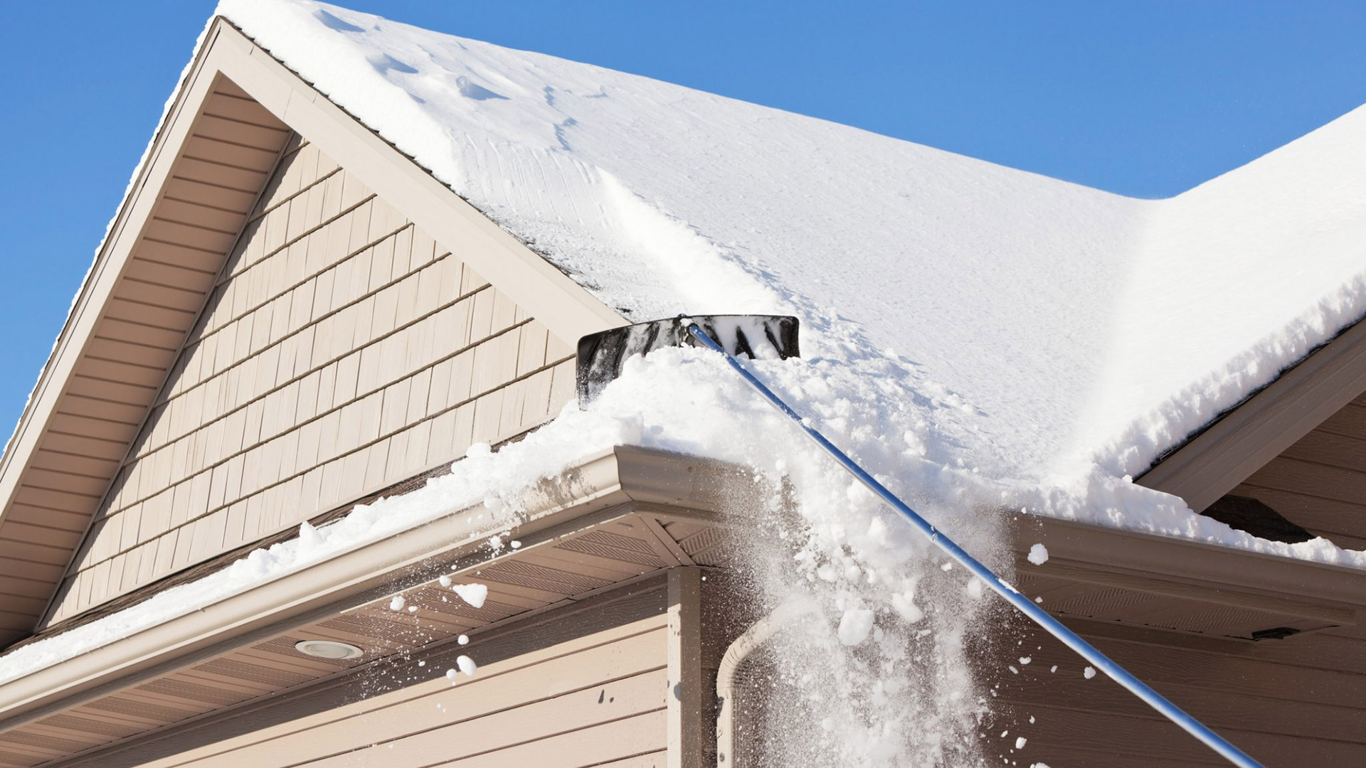 Почему необходимо защищать крышу от снега и льда?