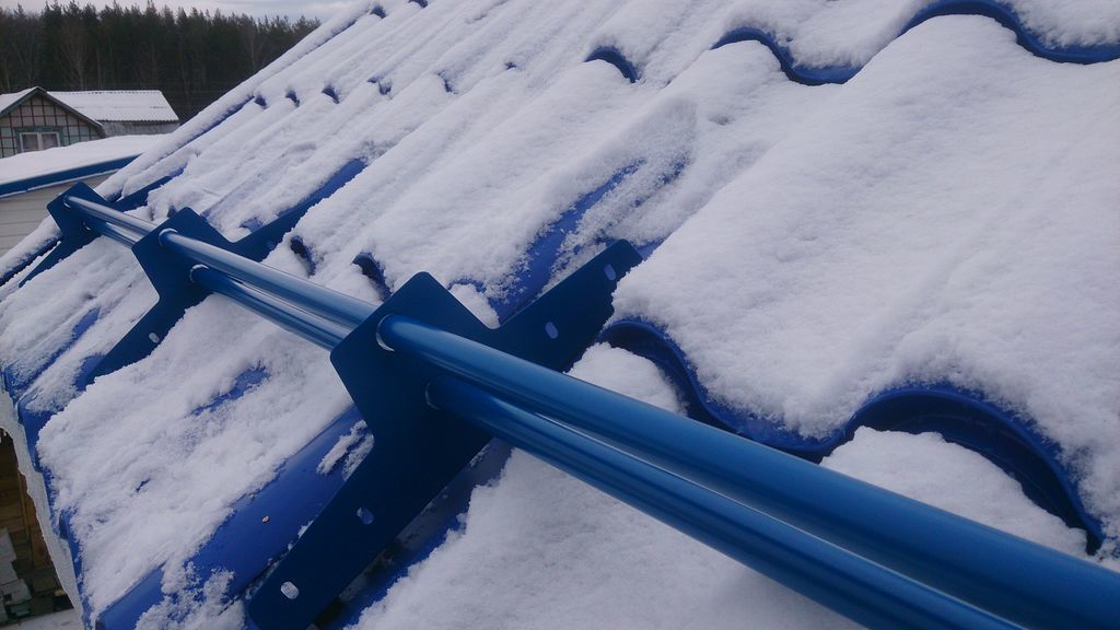 Как выбрать подходящий способ защиты крыши от снега и льда?