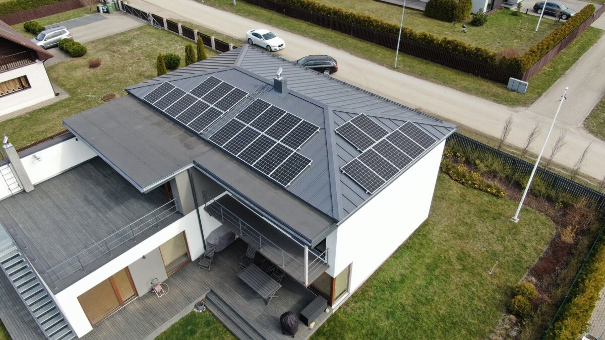 Установка солнечных панелей на крыше