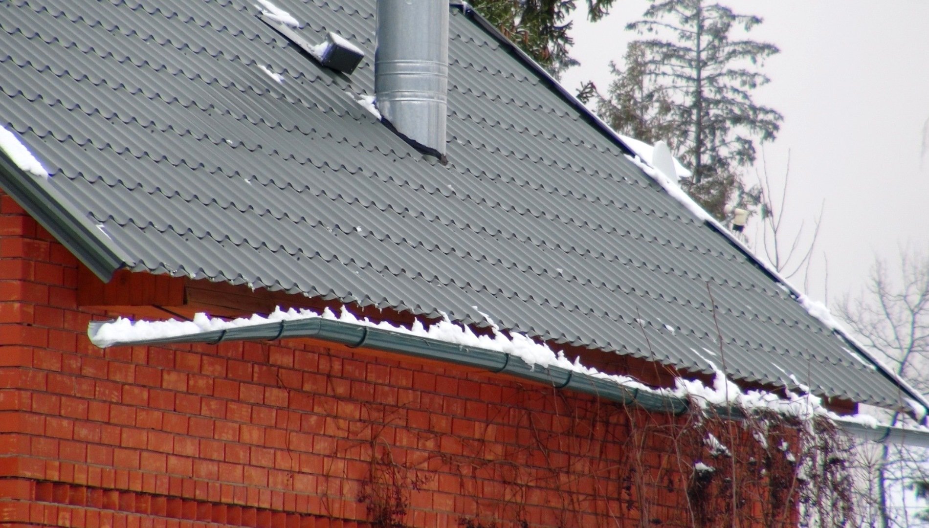 Зачем нужно укреплять крышу для защиты от снегопадов