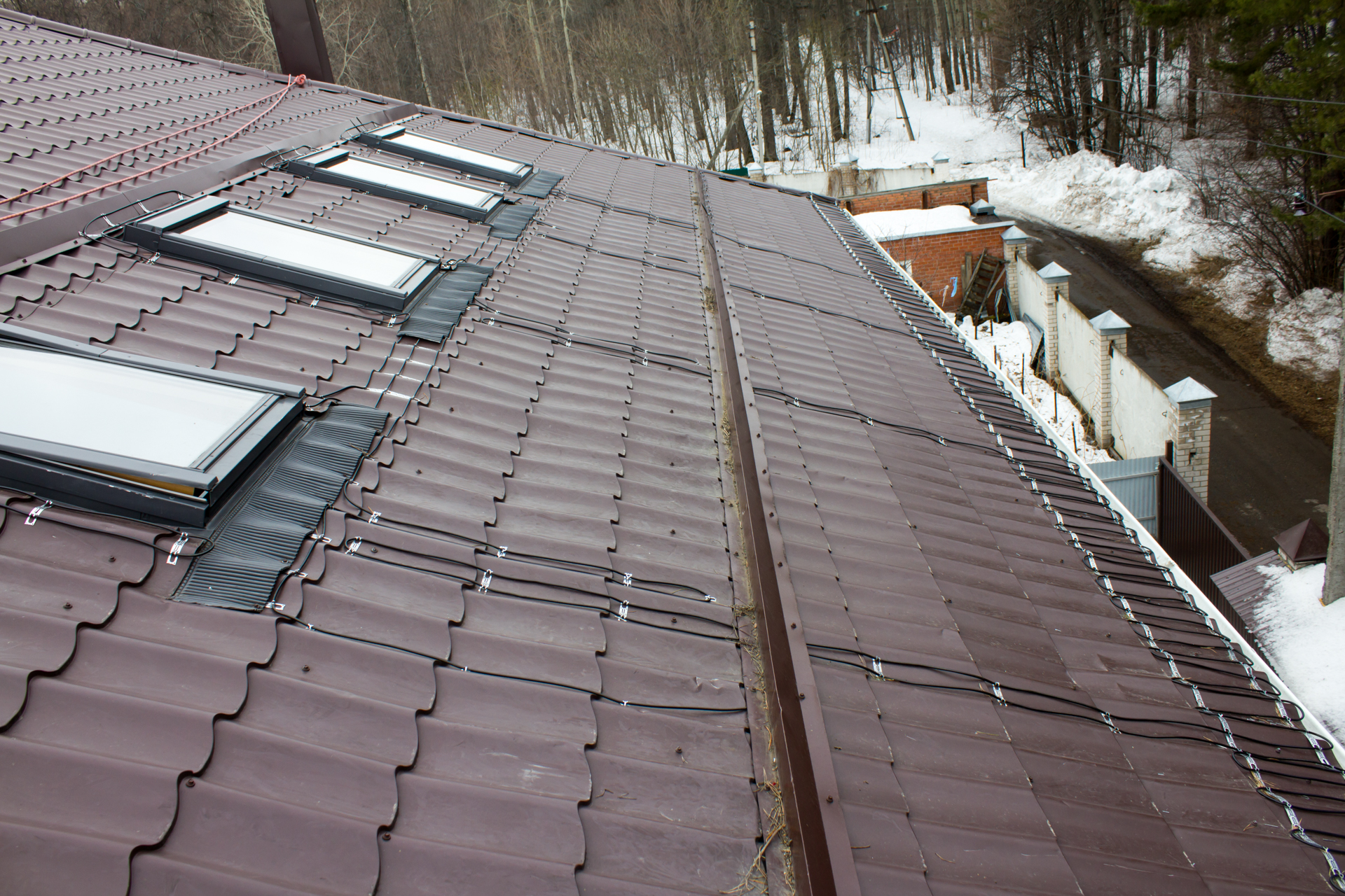 Какие материалы лучше всего подходят для крыши в зоне сильных снеготаяний