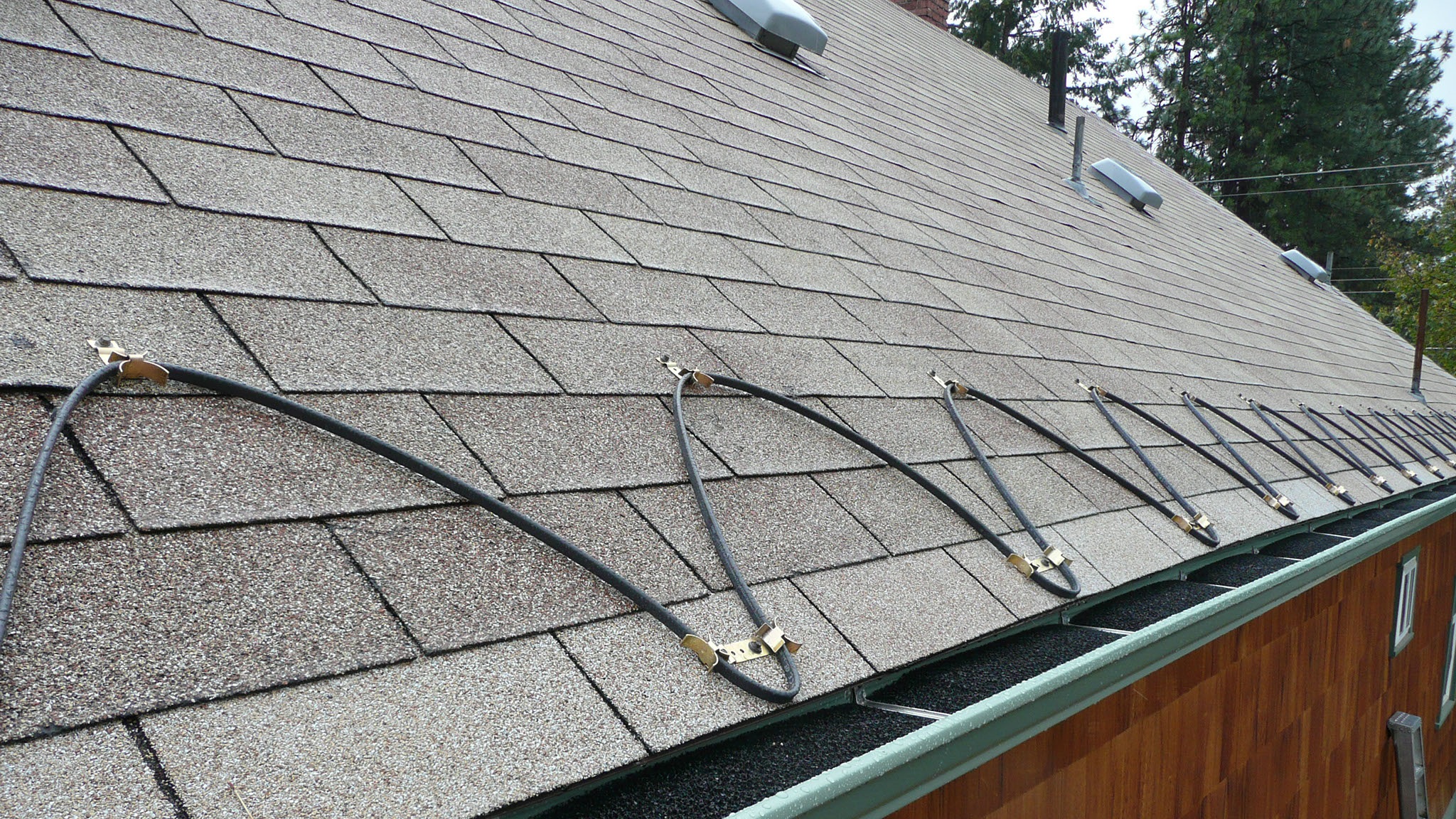 Какие материалы лучше всего подходят для крыши в зоне сильных перепадов температуры