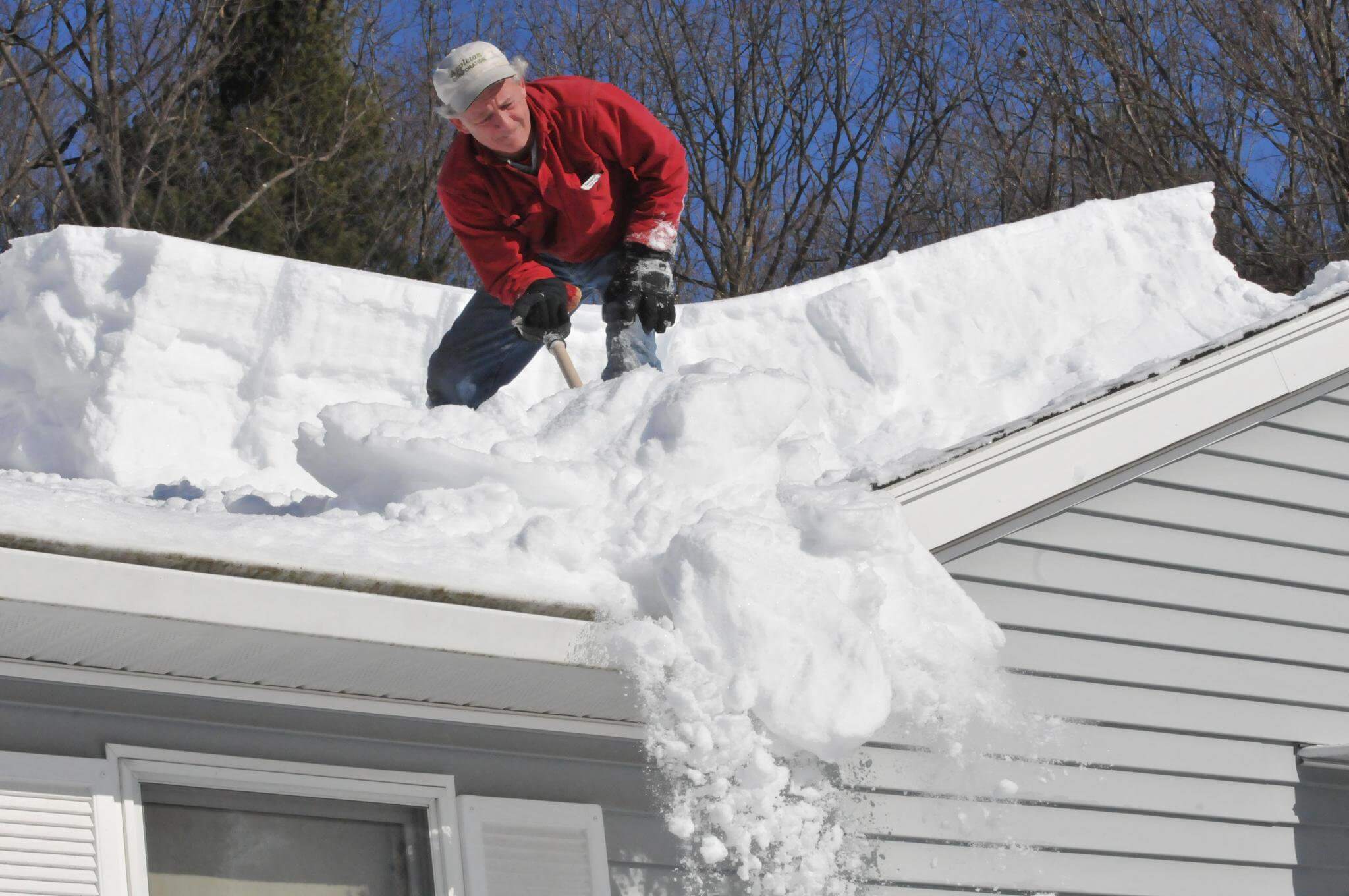 Почему необходимо очищать крышу от снега
