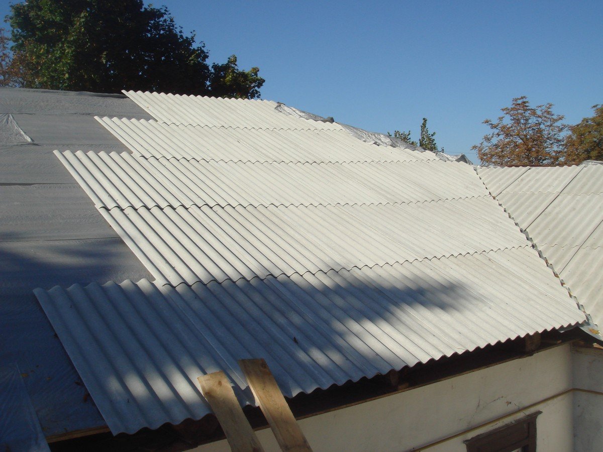 Почему волнистые асбестоцементные листы являются популярным материалом для покрытия крыш
