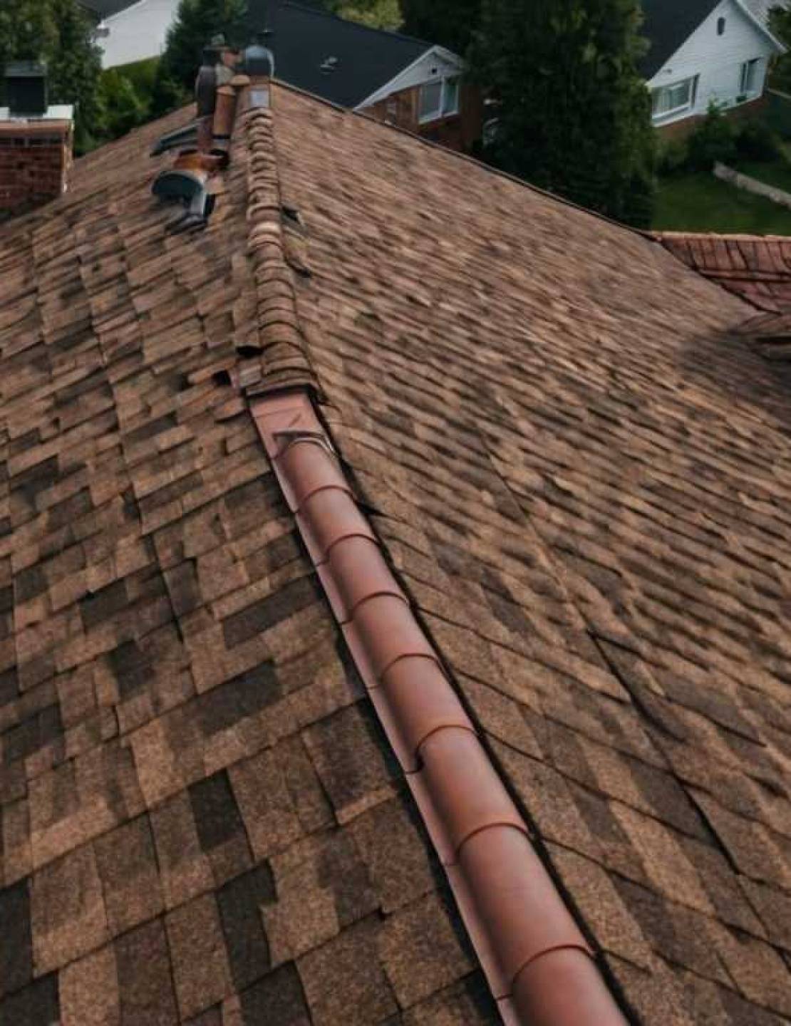 Монтаж системы желобов и труб скрытого водостока