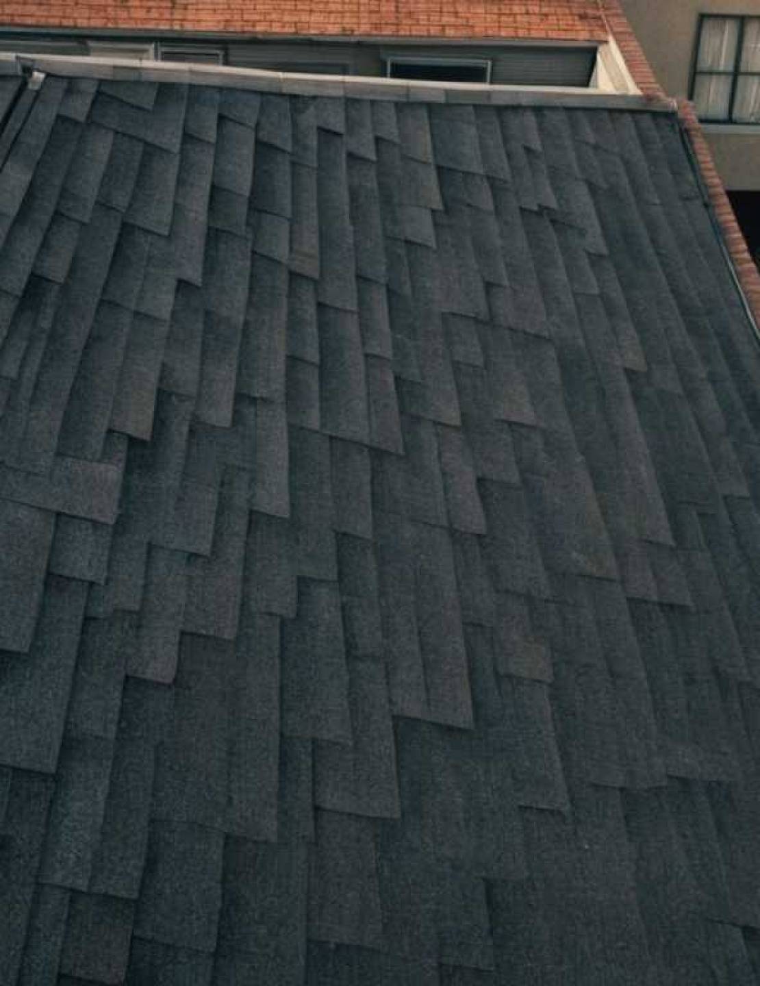 Кровля из панелей с интегрированными звукопоглощающими мембранами