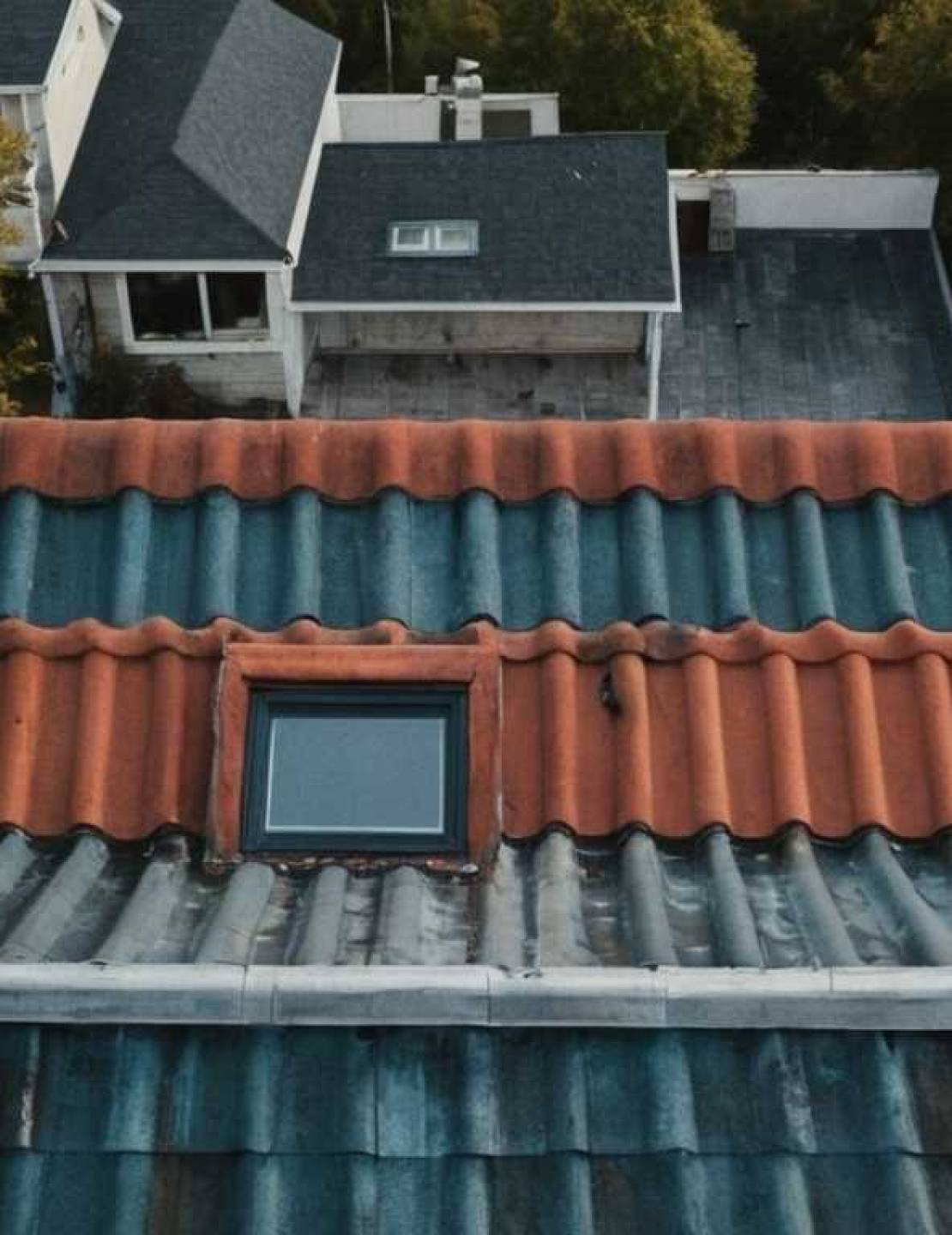 Кровля из панелей с напылением из переработанной пробки: тепло-звукоизоляция